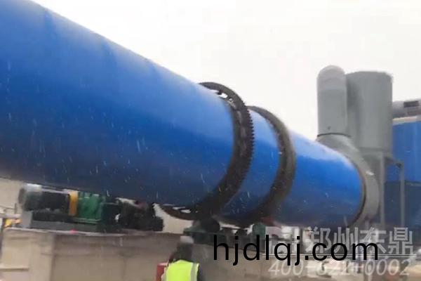 煤(mei)泥烘(hong)榦機現(xian)場(chang)